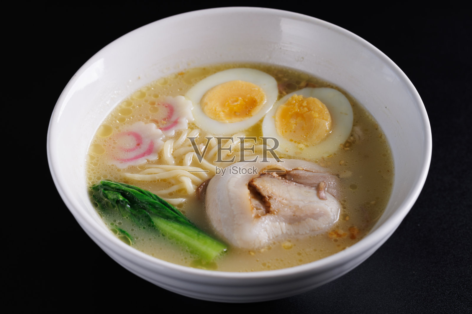 拉面日本面条孤立的黑色背景照片摄影图片