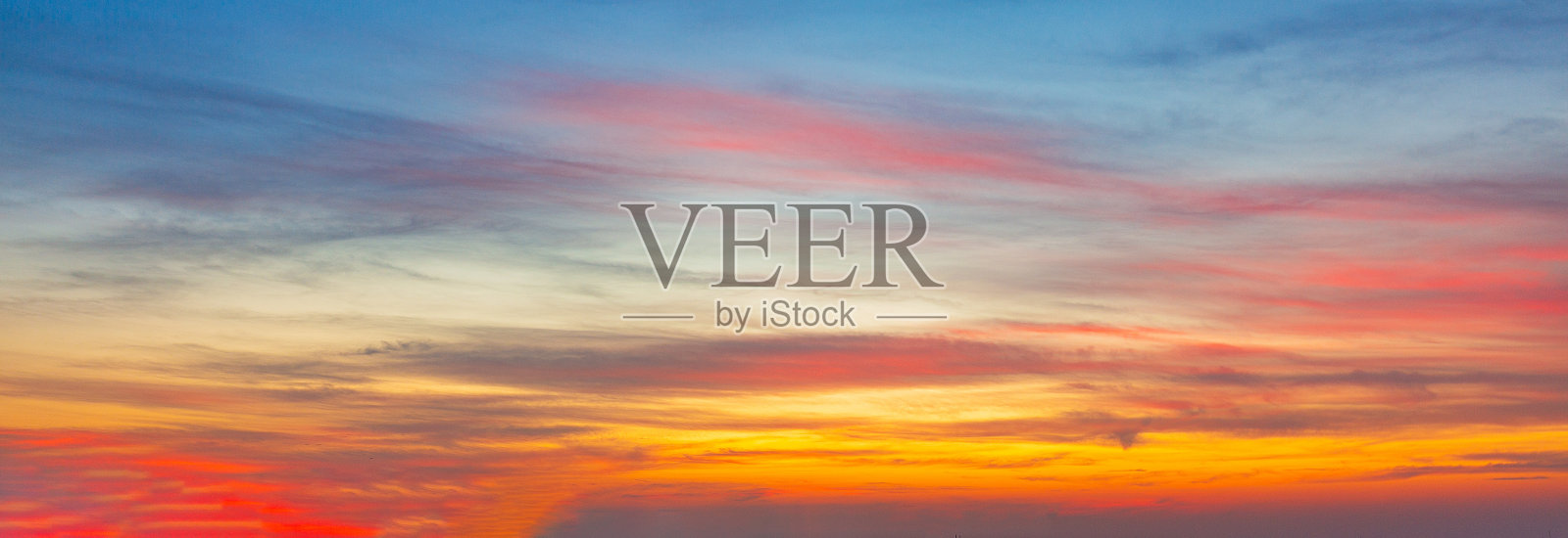 早晨云和天空，真正雄伟的日出日落天空背景与温柔的彩云没有鸟。全景，大尺寸照片摄影图片