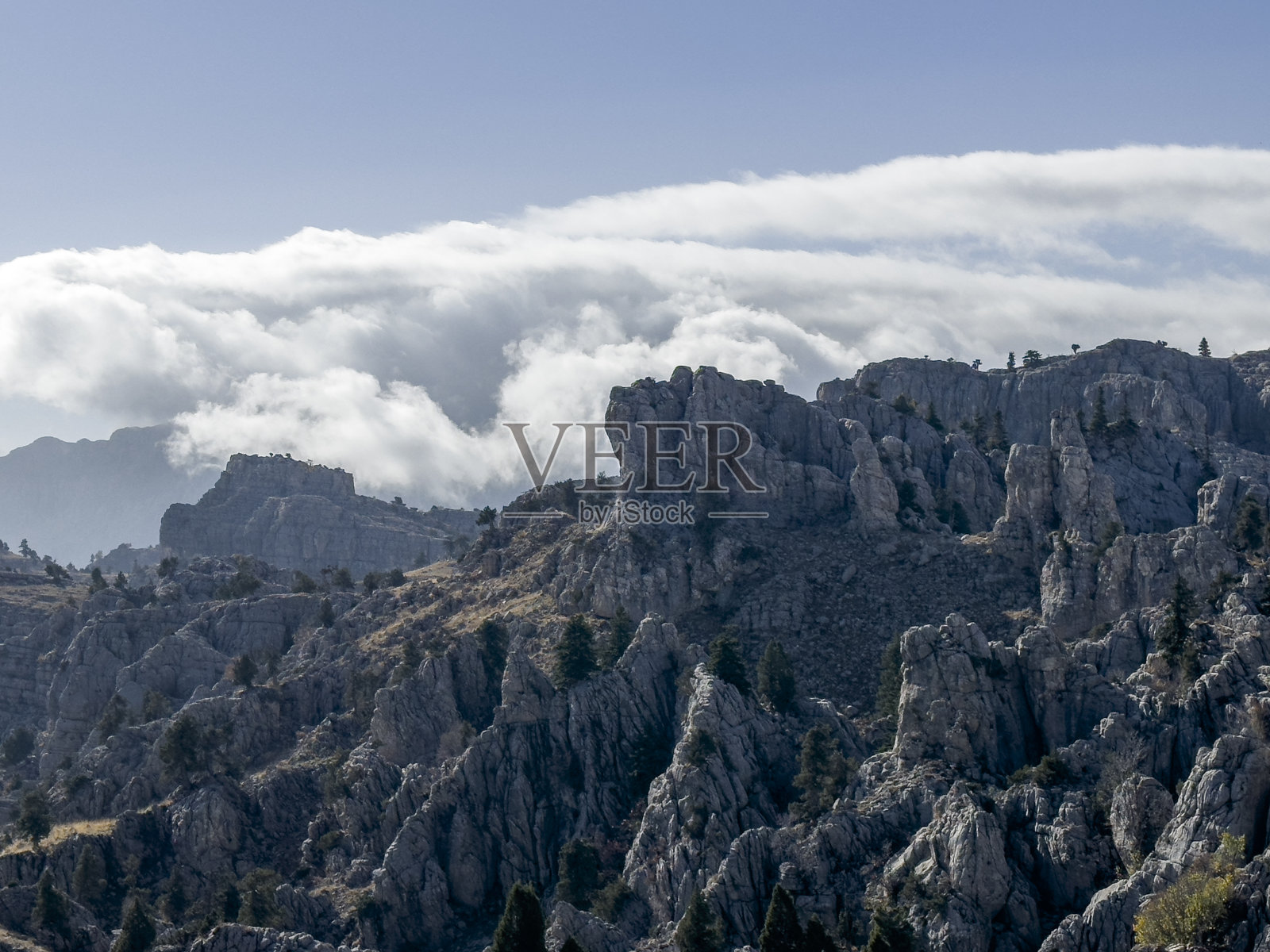 神秘和电影般的风景在奇妙和危险的山脉与野生地理。照片摄影图片
