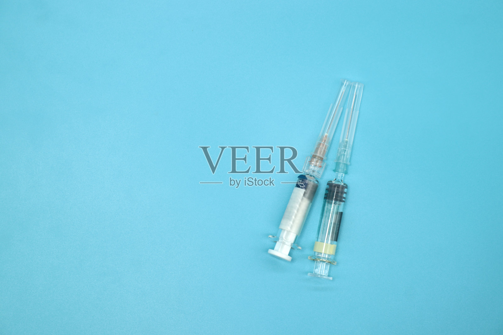 两种疫苗使用蓝色背景，是脾切除术患者需要接种疫苗的医学概念照片摄影图片