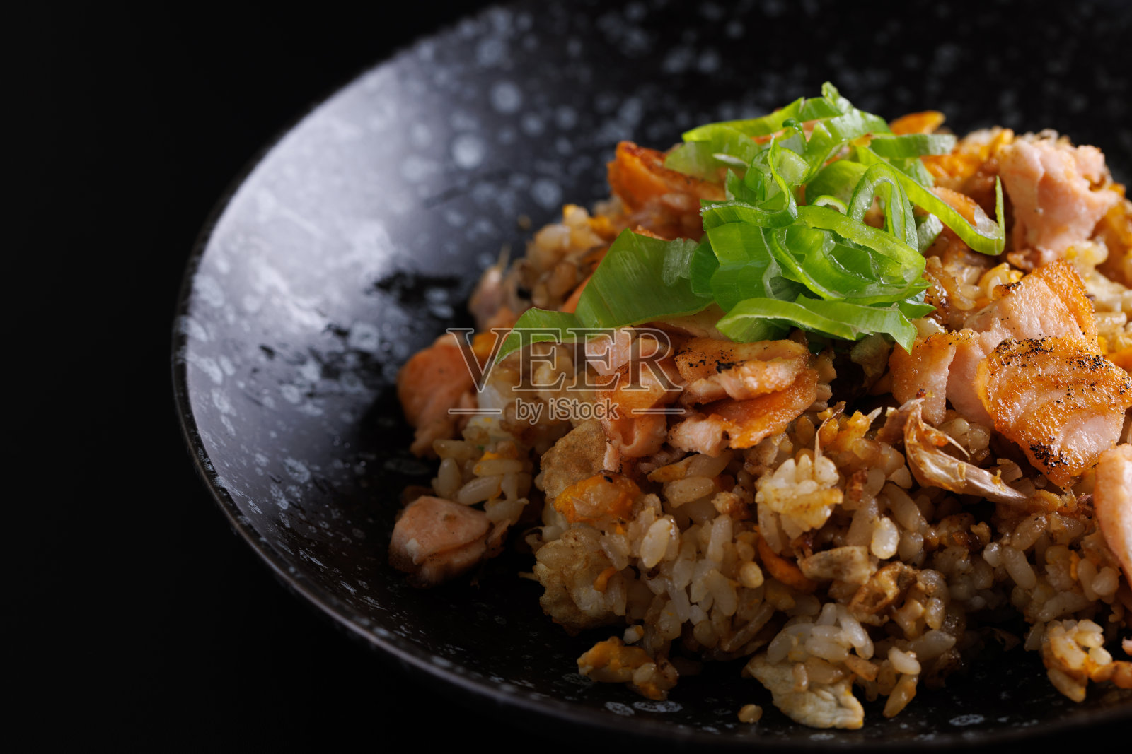 黑色背景中孤立的日式炒饭烧饭照片摄影图片
