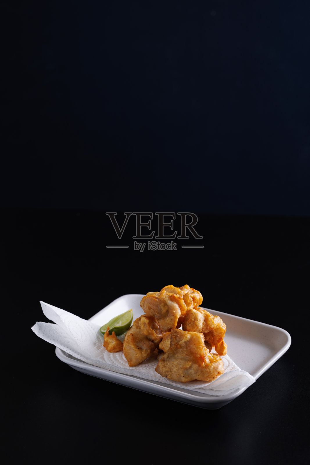 鸡Karaage日本炸鸡孤立在黑色背景照片摄影图片