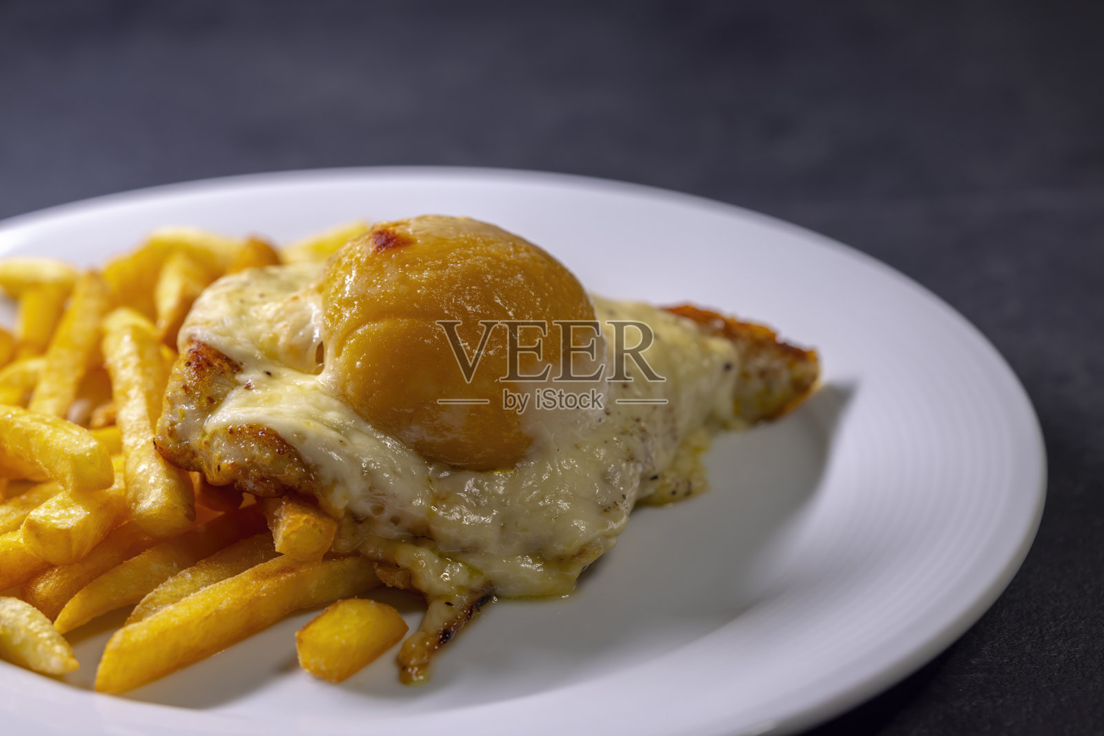 烤鸡排配芝士和桃子，配法式火照片摄影图片