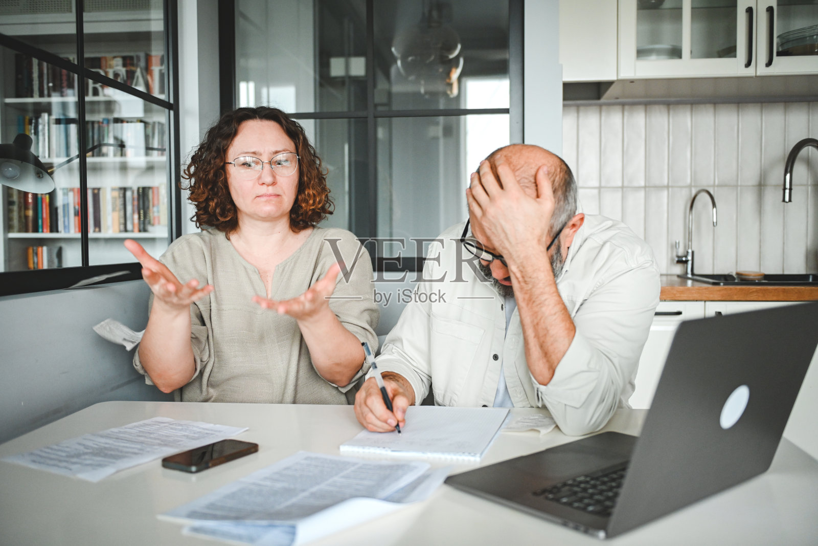 丈夫和妻子将支付账单照片摄影图片