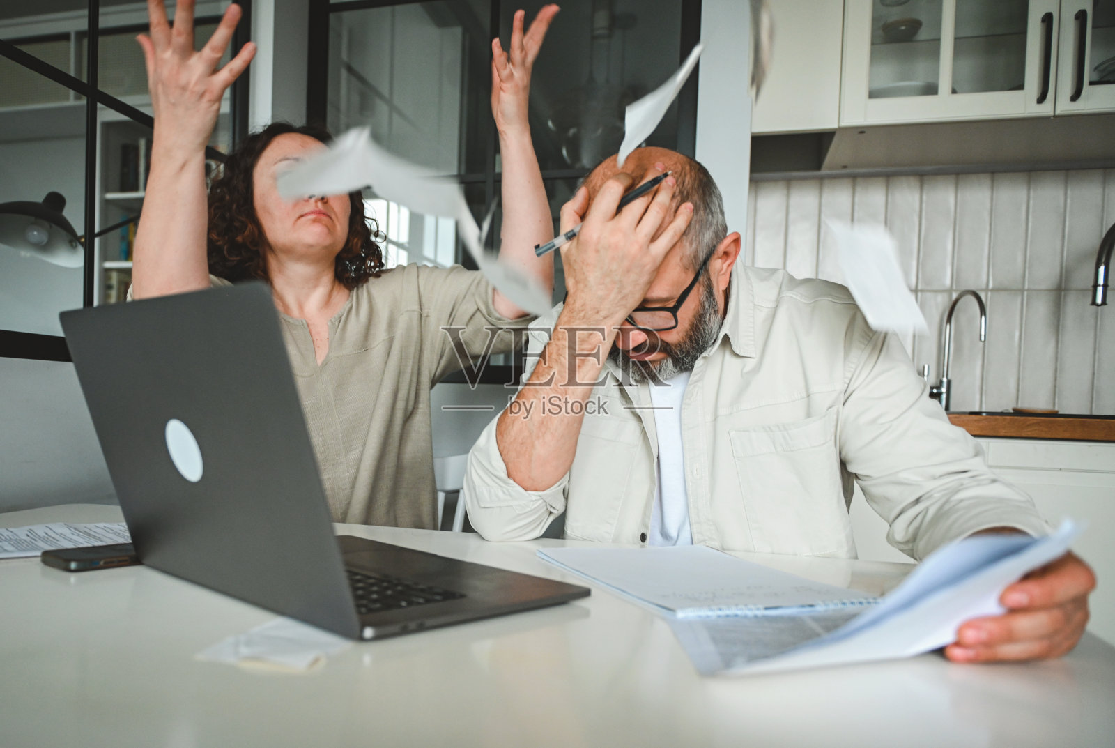 丈夫和妻子将支付账单照片摄影图片