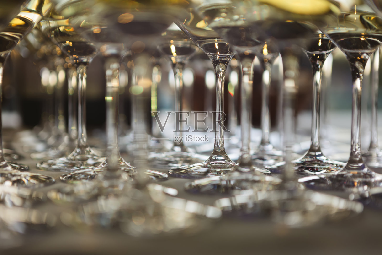 装有白葡萄酒和红葡萄酒的玻璃杯。餐饮服务。在餐厅聚会上，排在背景的玻璃杯里放着葡萄酒。浅景深照片摄影图片