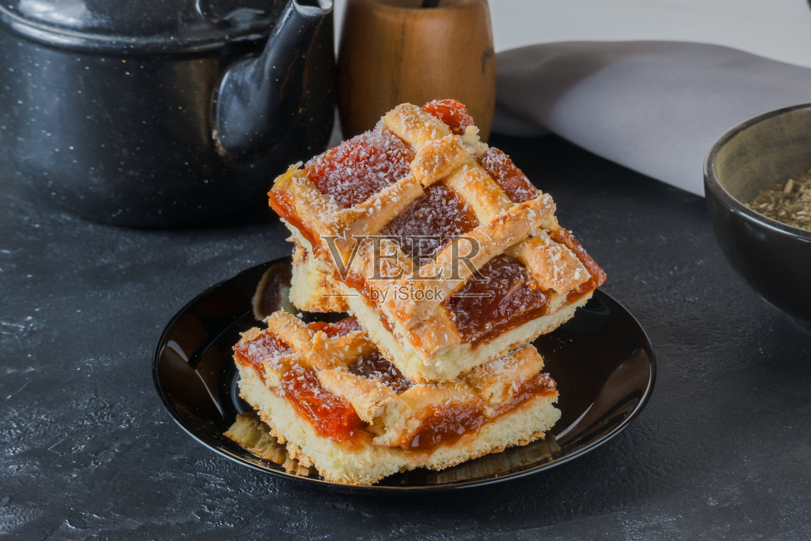 阿根廷意大利面，配马黛茶和水壶。照片摄影图片