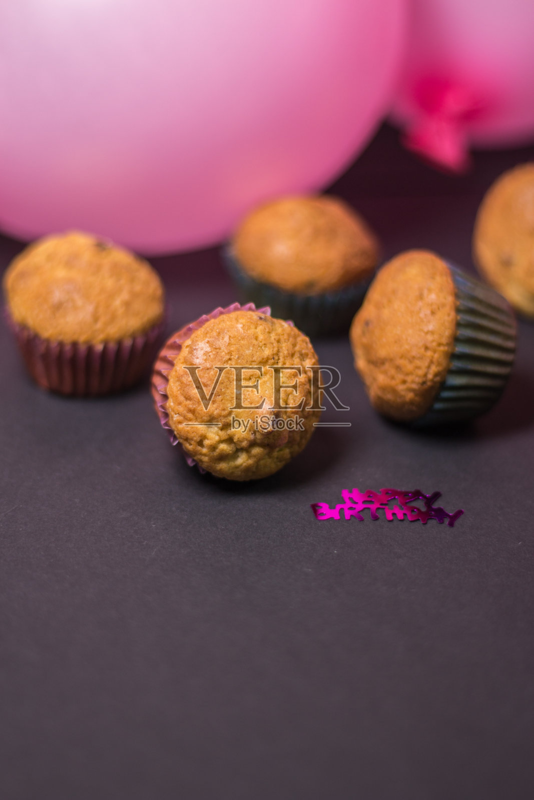 迷你松饼黑色背景与气球照片摄影图片