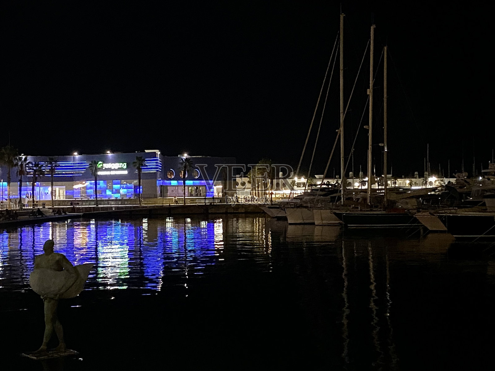 西班牙-阿利坎特-阿利坎特港和夜晚的古城照片摄影图片