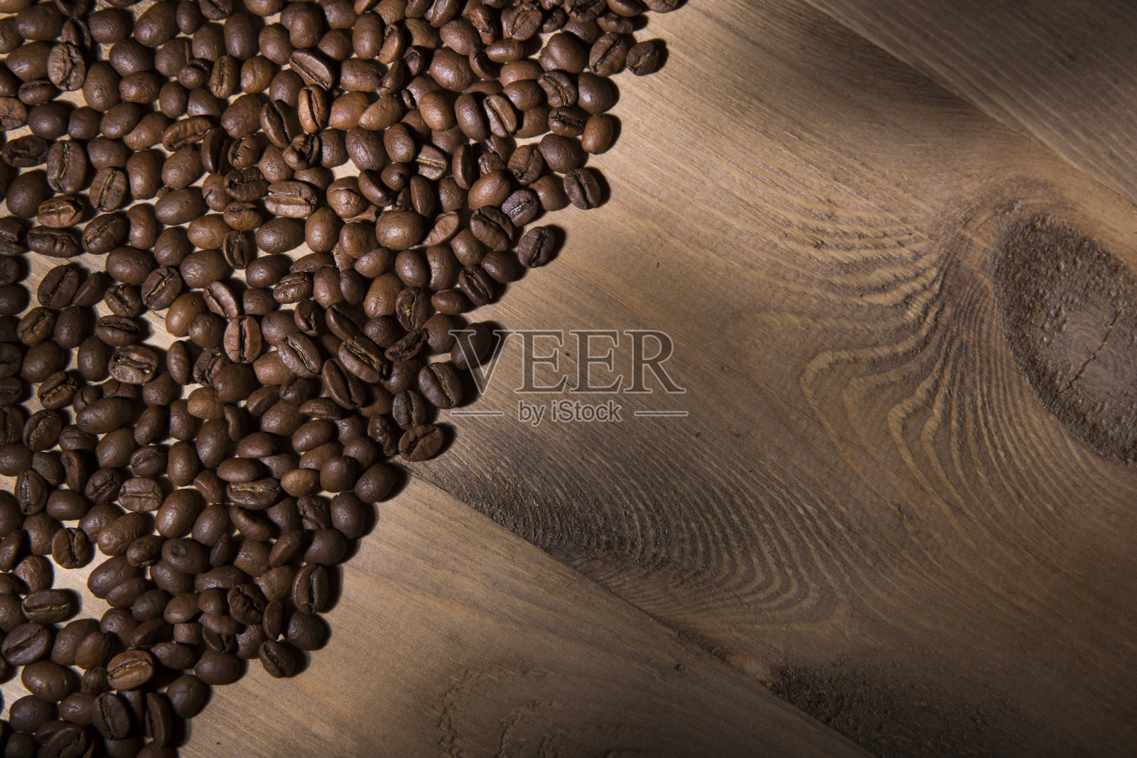 木质表面上的咖啡豆照片摄影图片