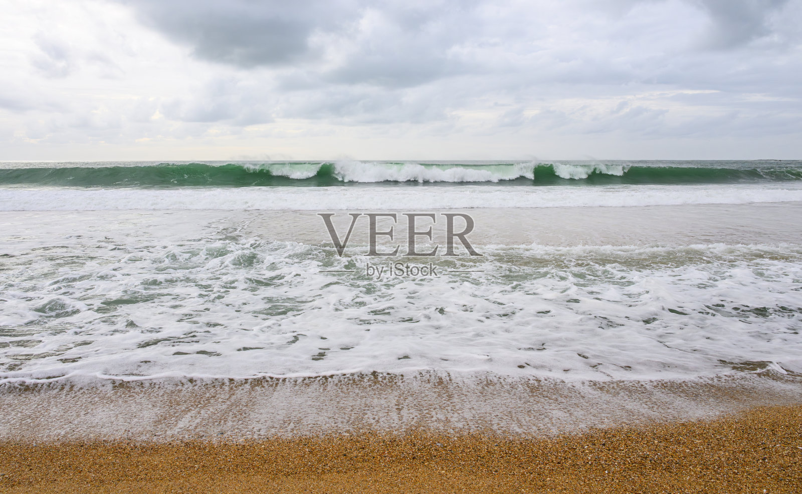 巨浪冲向葡萄牙纳扎雷海滩照片摄影图片