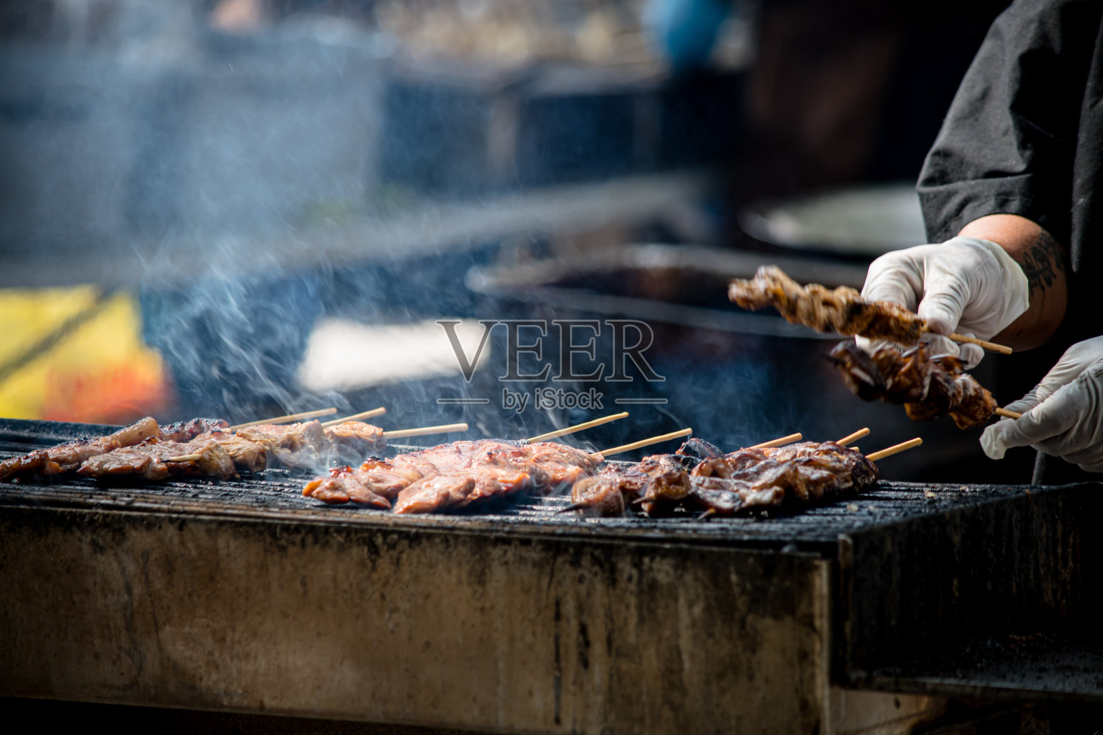 翻转口味:厨师的专业知识与滋滋烤串照片摄影图片