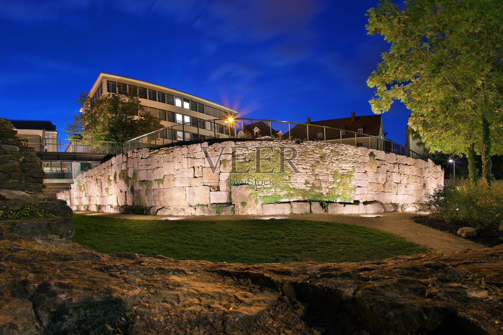 午夜时分，雷根斯堡的罗马城墙遗迹照片摄影图片