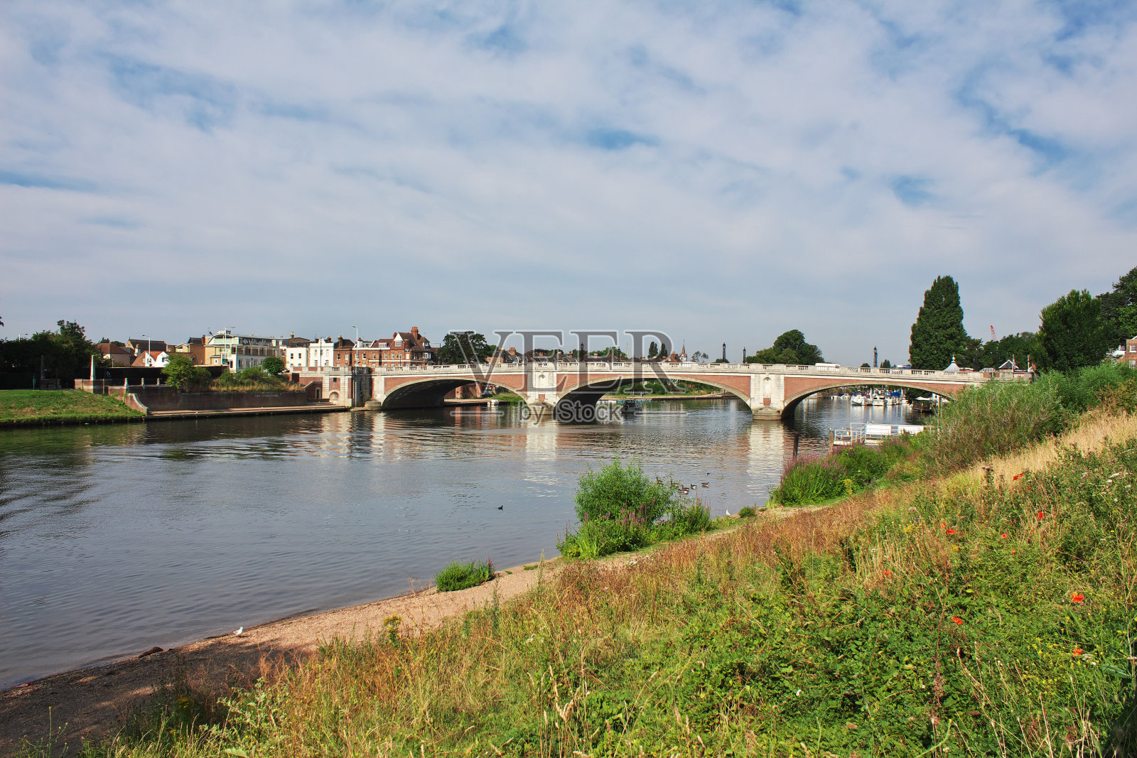 位于英国英格兰汉普顿科特市的大桥照片摄影图片