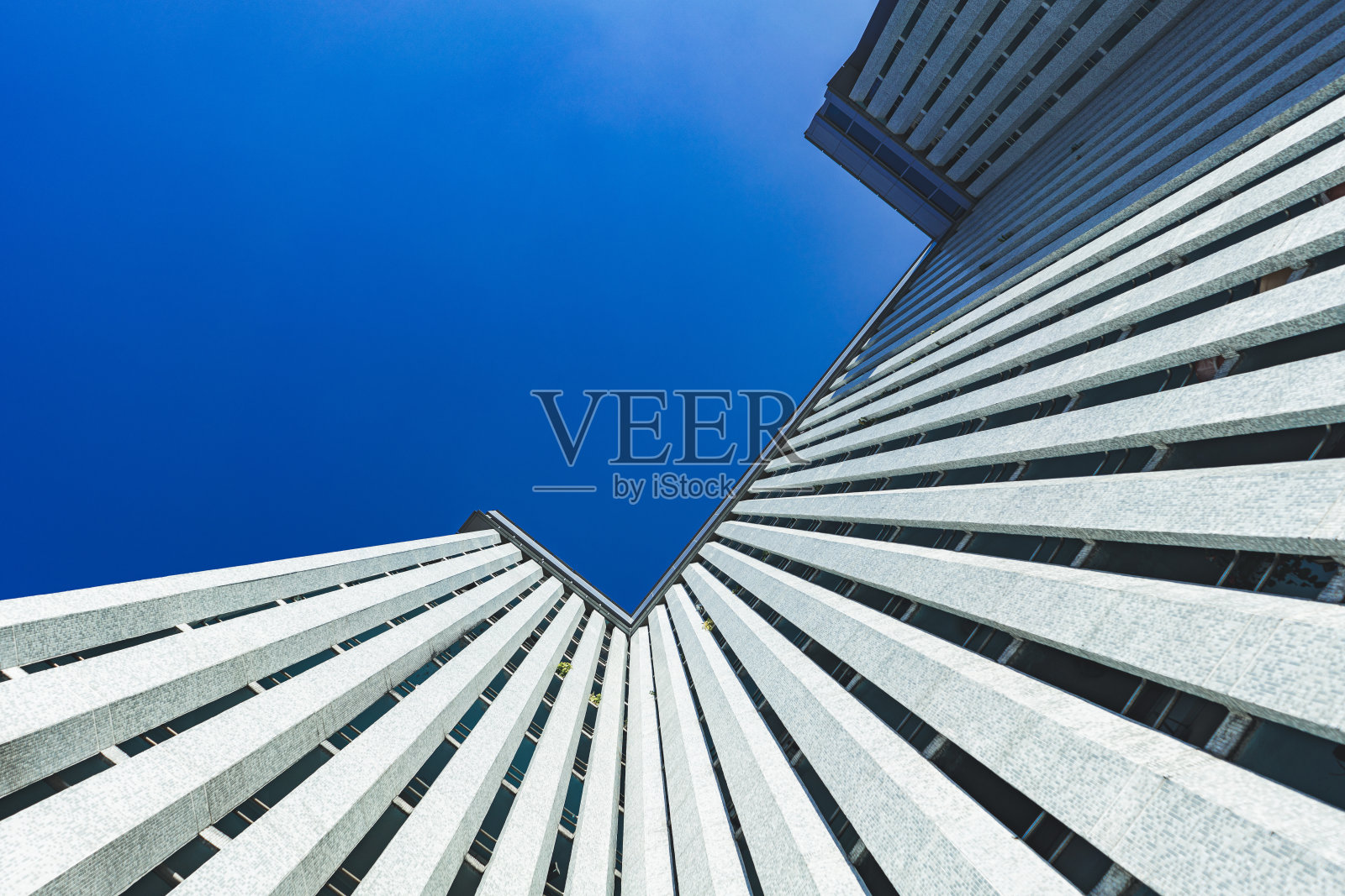 下立面以钢蓝色玻璃高层建筑的全景和透视视角摩天楼，商业理念成功的工业建筑照片摄影图片