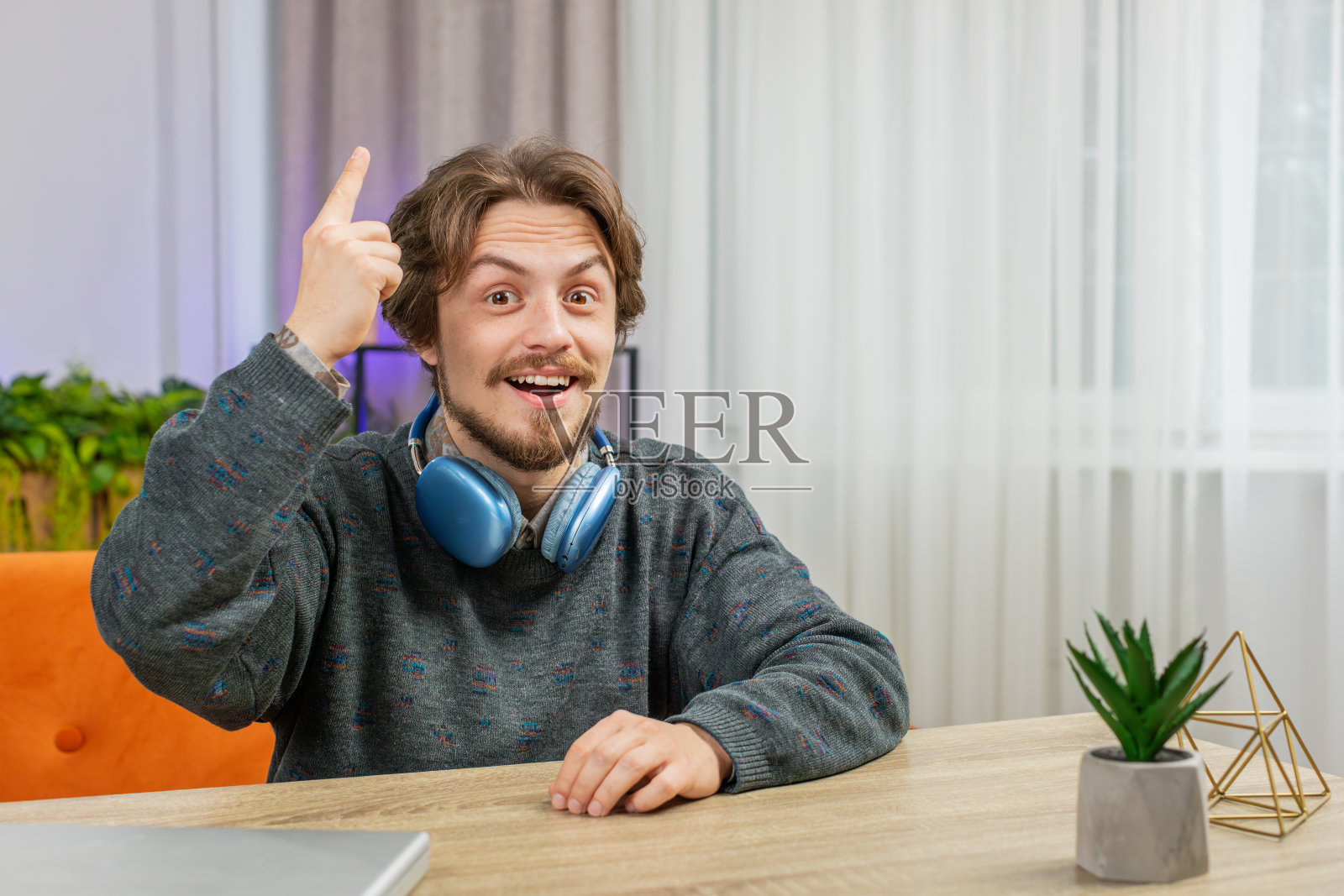 深思熟虑的受启发的白人男子做出尤里卡手势，举起手指，在家里想出了创造性的计划照片摄影图片