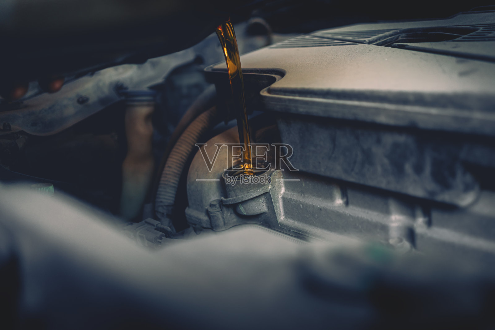 汽车正在修理厂保养照片摄影图片