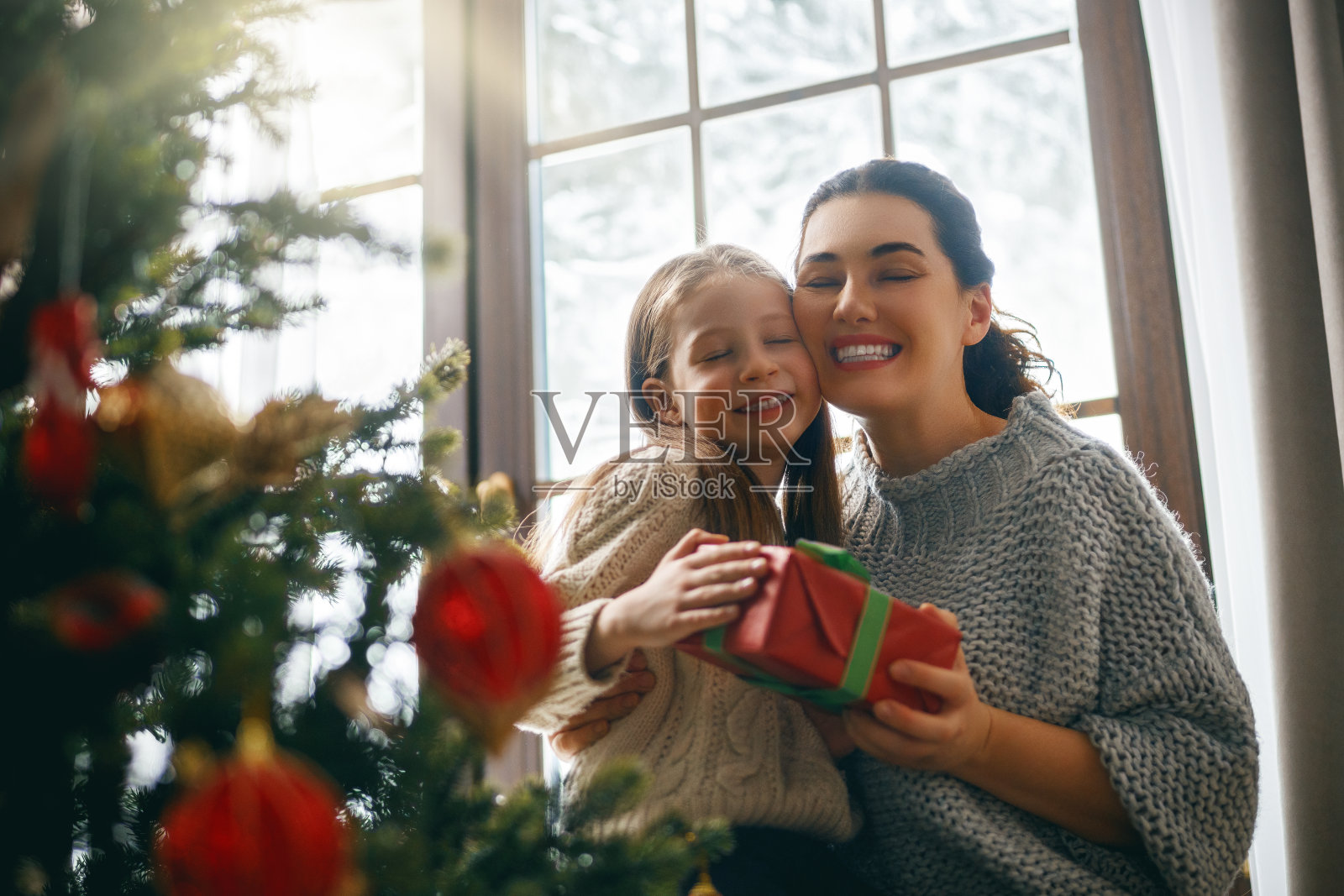 一家人庆祝圣诞节照片摄影图片