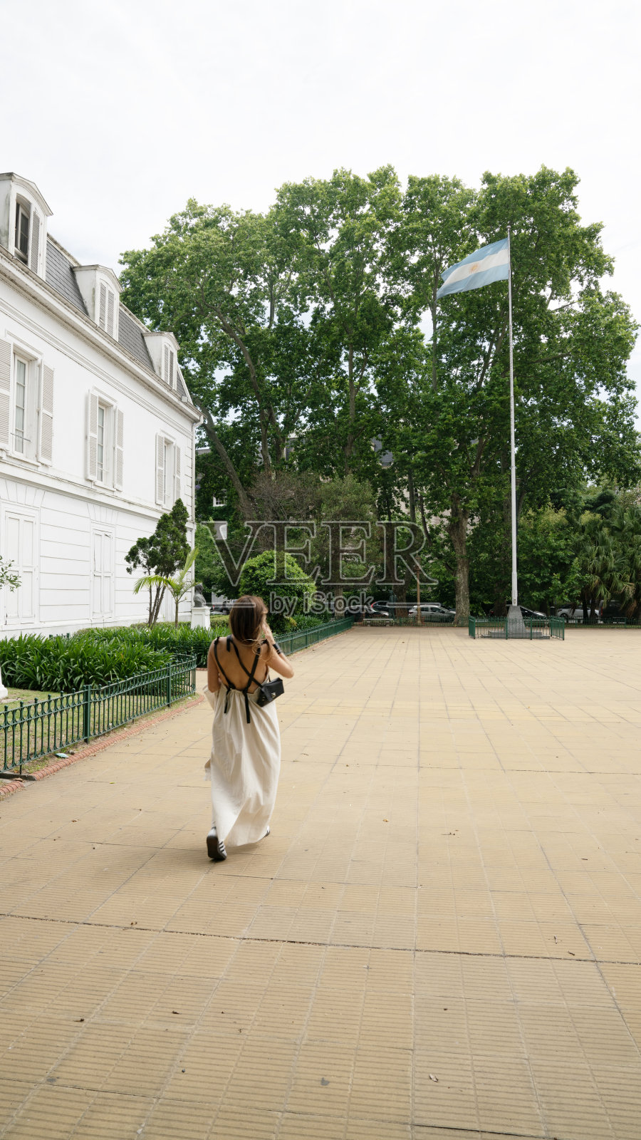 年轻女子享受。照片摄影图片