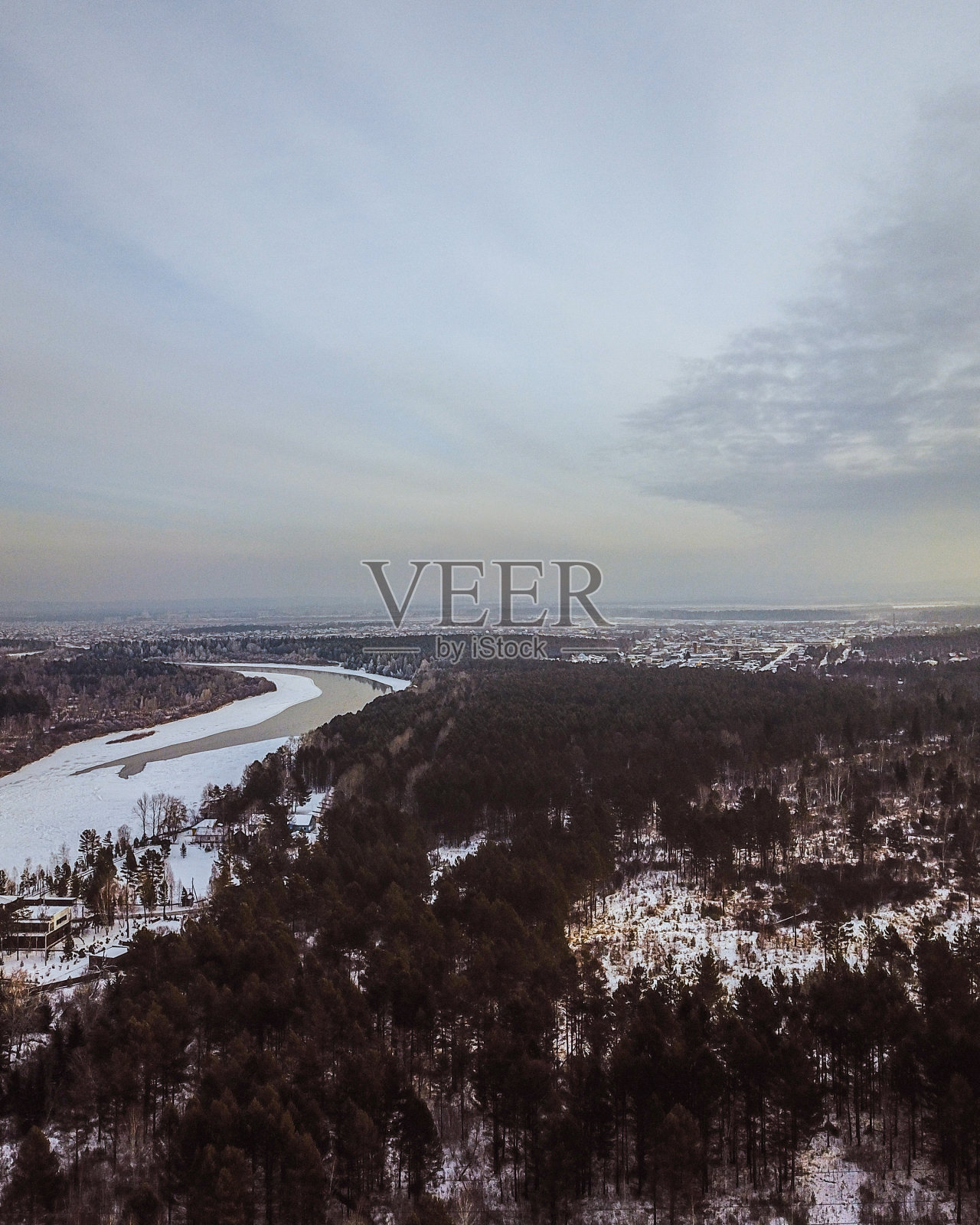 冬天流动的河流。有河流和冬季森林的冬季景观。冬天的树林里有冰雪的河流。照片摄影图片