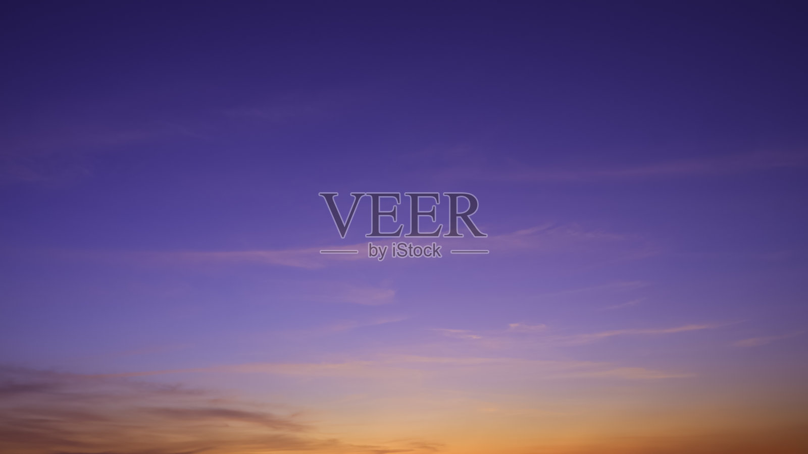 色彩斑斓的黄昏天空背景，美丽的阳光和日落后的云在晚上的时间照片摄影图片