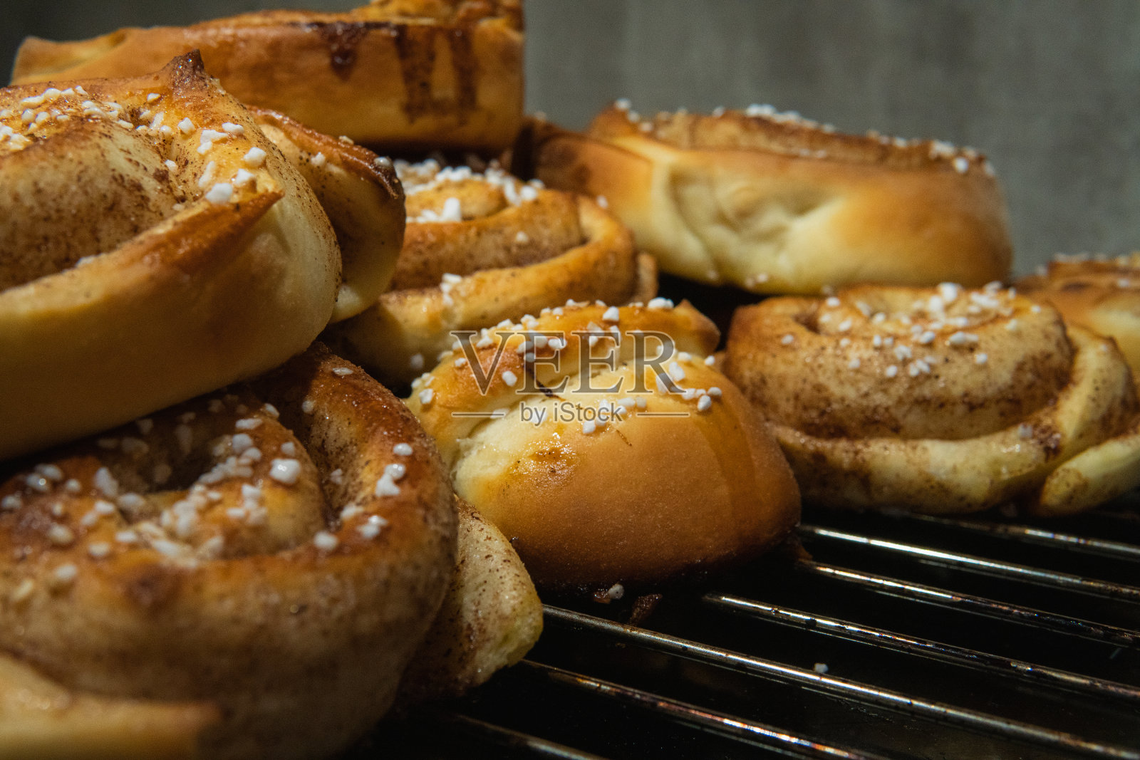 一堆美味的瑞典肉桂面包的侧视图。自制瑞典fika。照片摄影图片