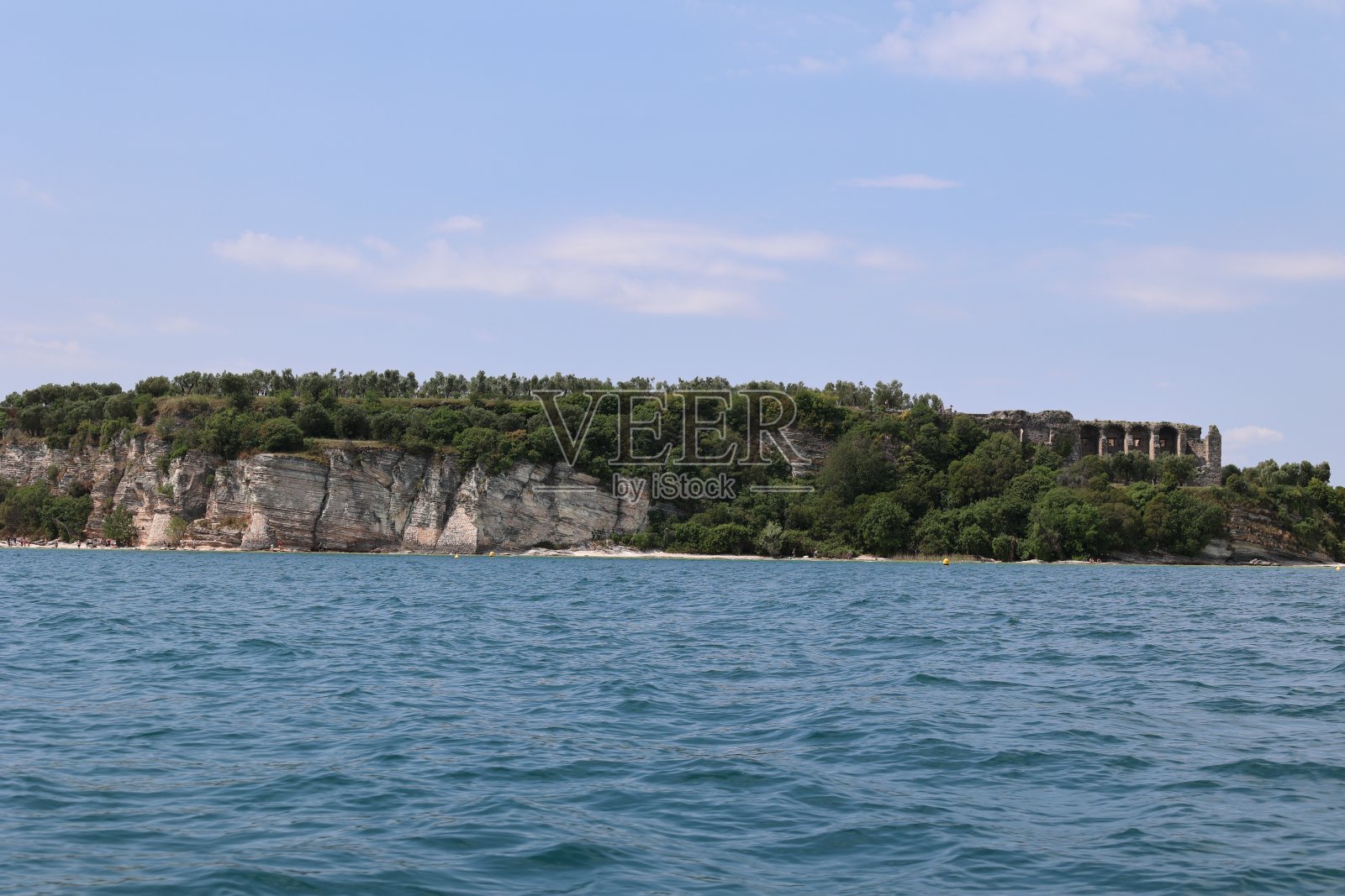 加尔达湖上西尔米奥内美丽的夏日照片摄影图片