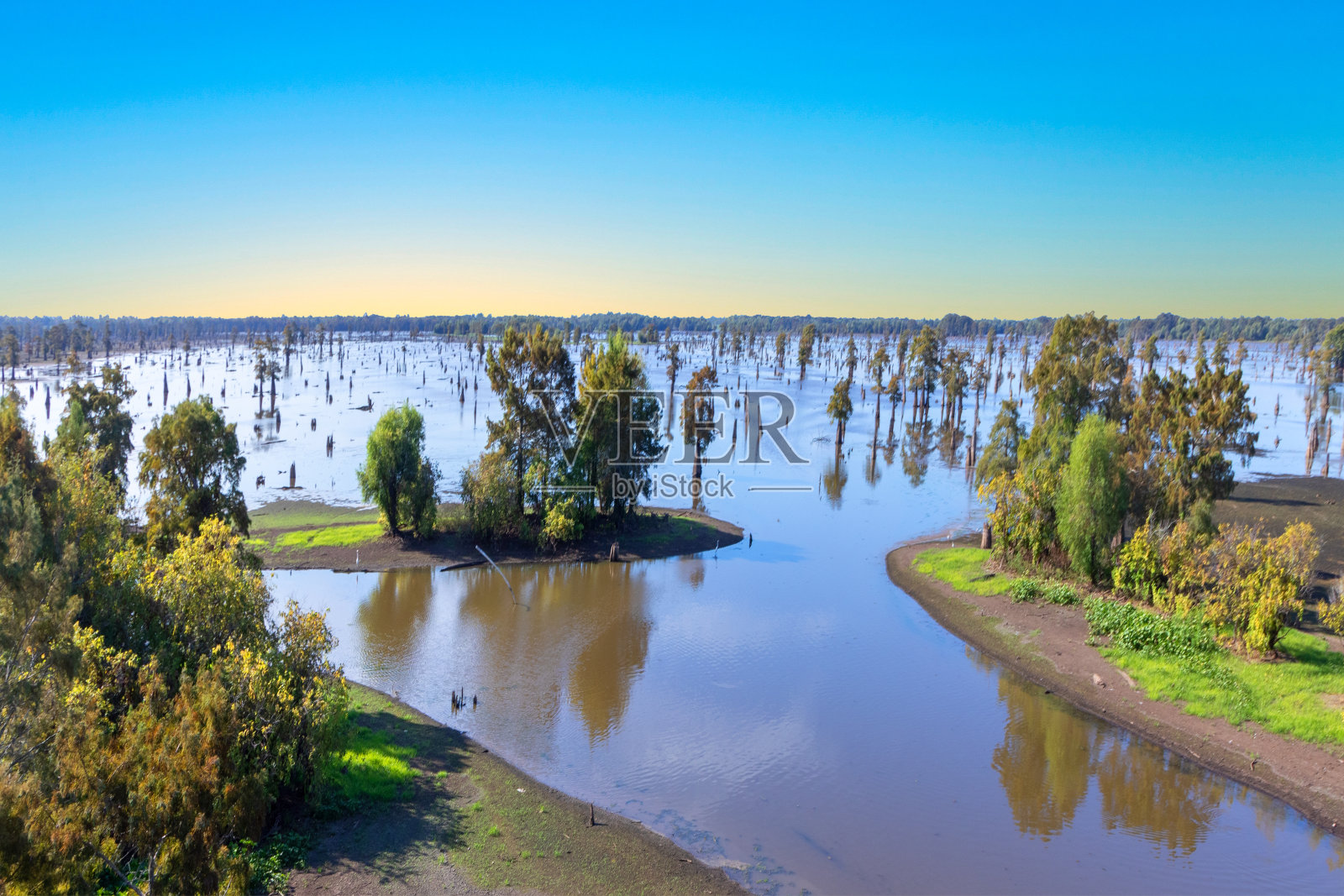 路易斯安那州蓝天白云下的比格湖照片摄影图片