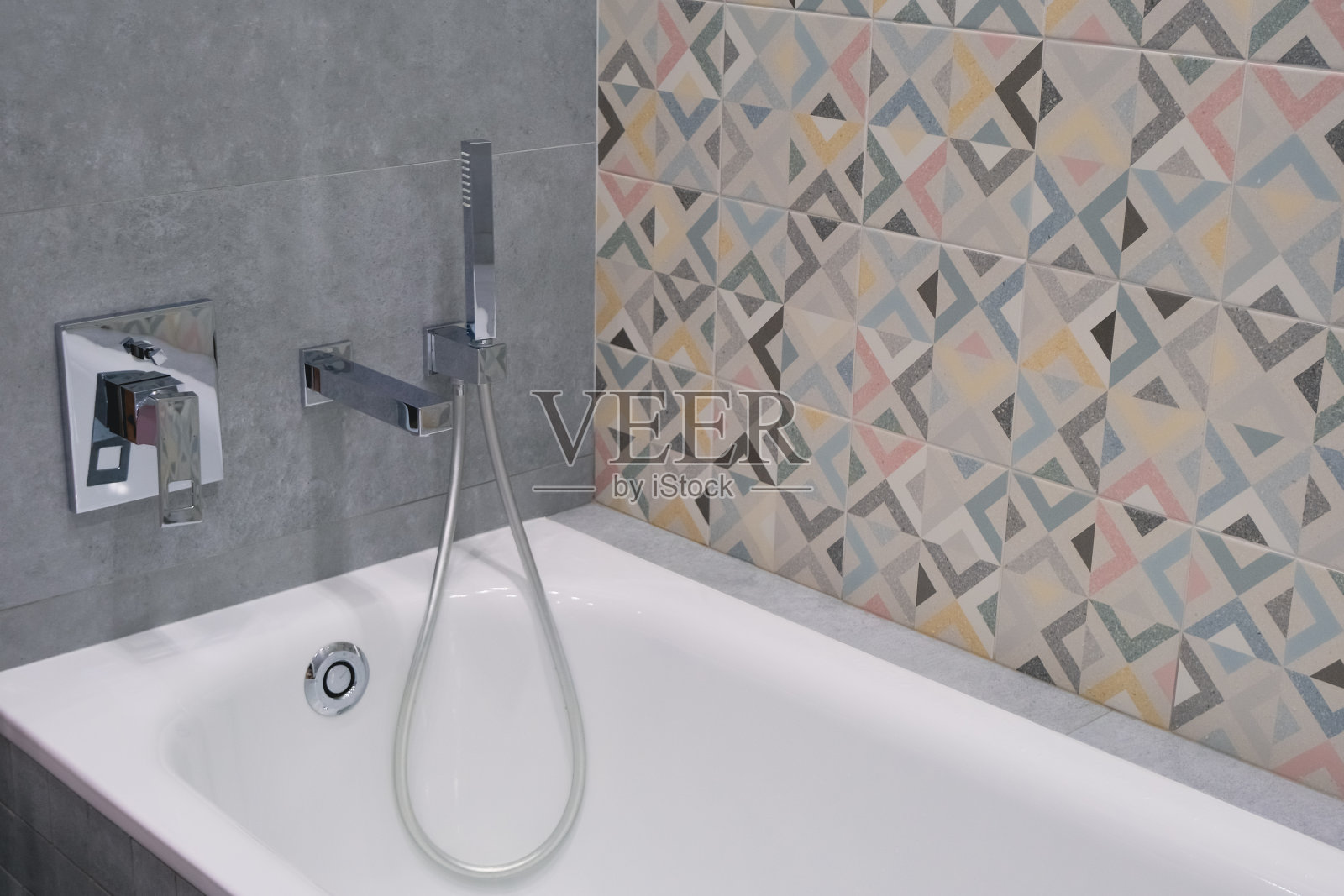 浴室内部的现代浴缸和瓷砖墙照片摄影图片