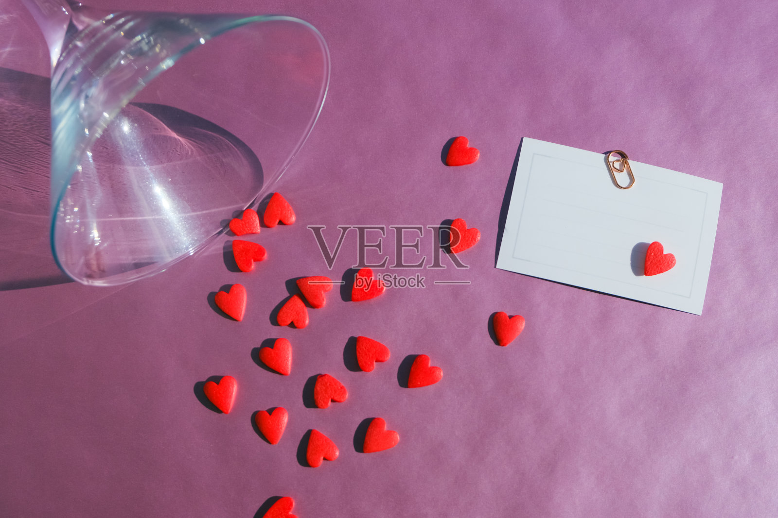 顶视图的红心和礼品卡与复制空间粉红色闪亮纹理的背景照片摄影图片