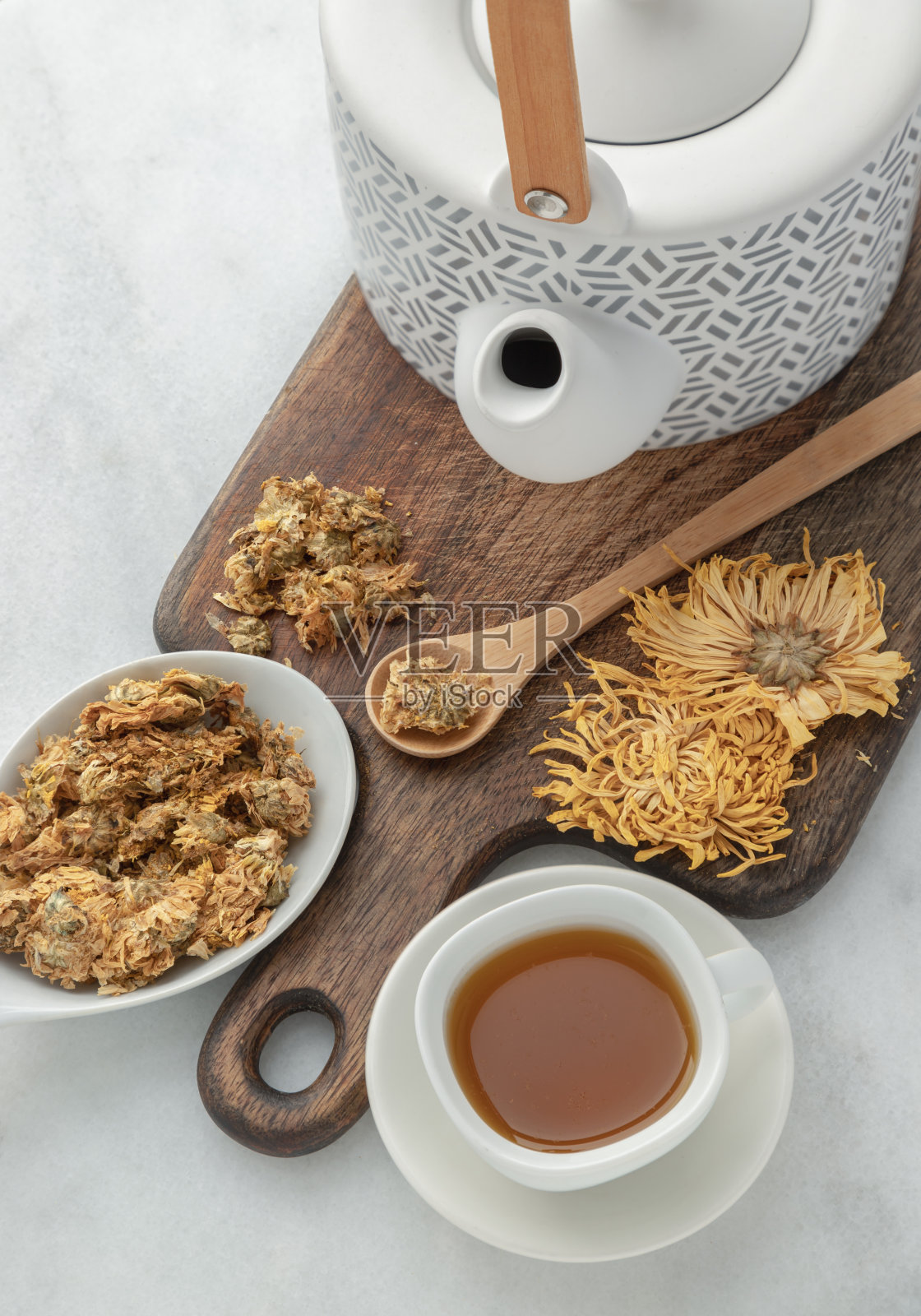 菊花茶与干菊花照片摄影图片