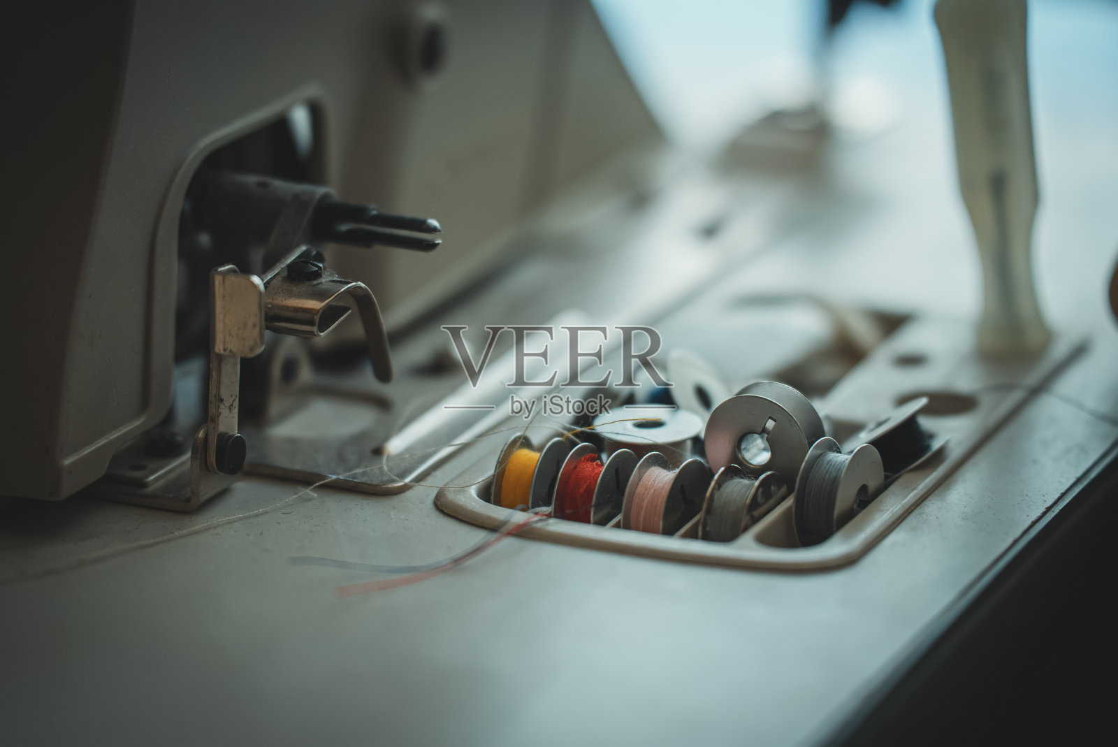 缝纫机和线在桌子上。照片摄影图片