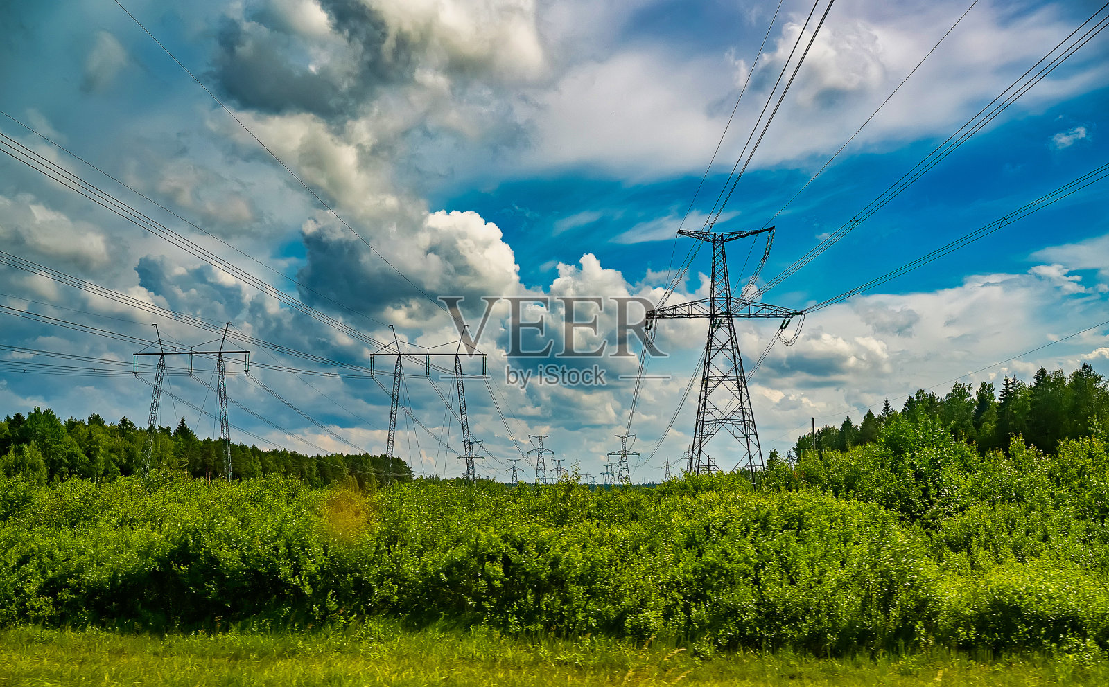 高压交流输电塔。照片摄影图片
