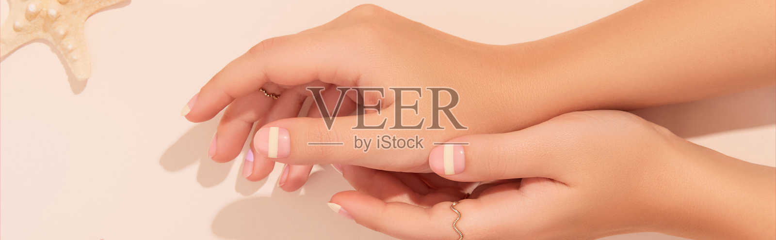 时尚简约的夏季美甲设计。美丽的黄色薰衣草指甲在beggie背景照片摄影图片