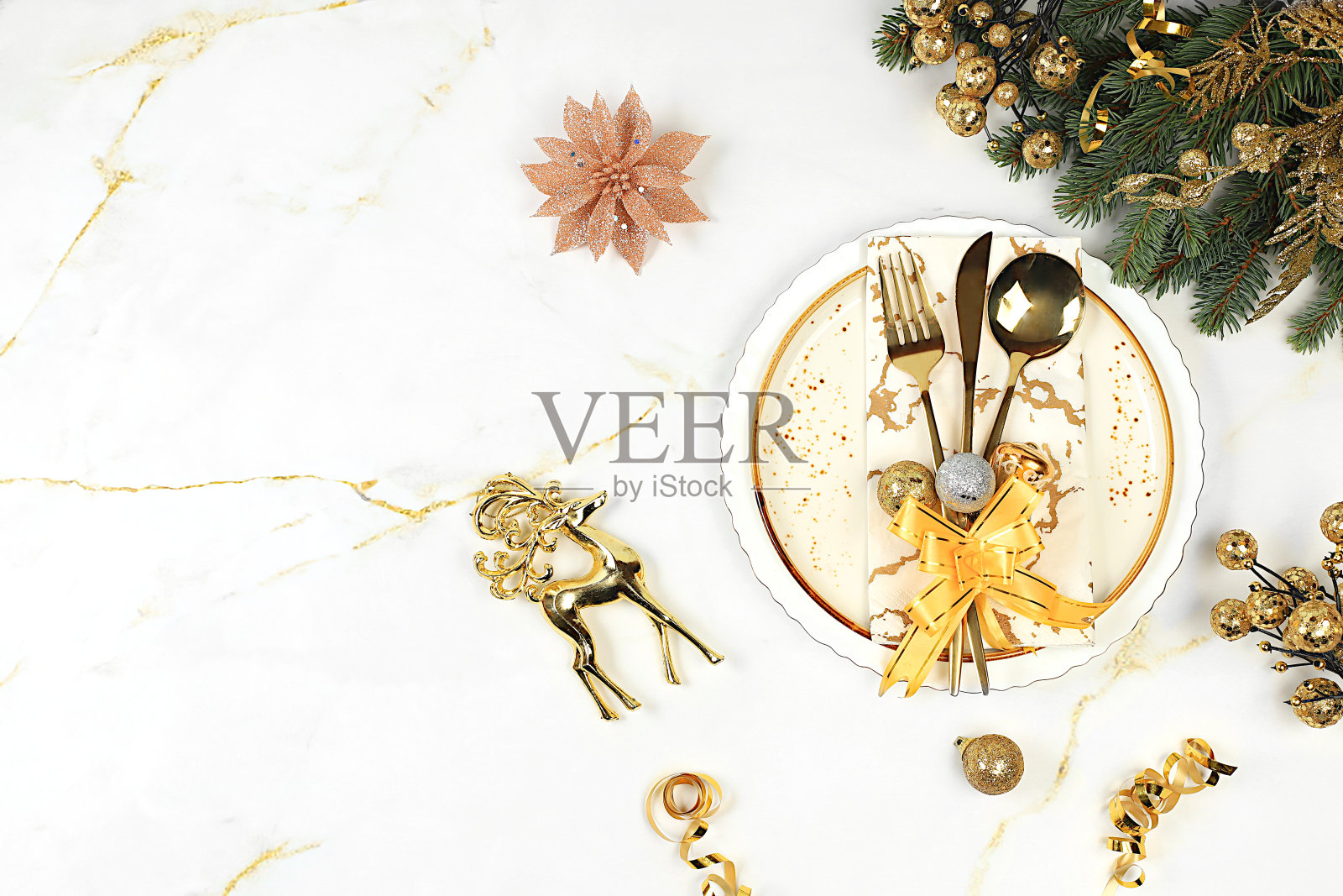 圣诞餐桌布置，节日菜单布局，大理石混凝土背景上的新年餐具和餐巾，冷杉树枝的节日构图，厨房背景。照片摄影图片