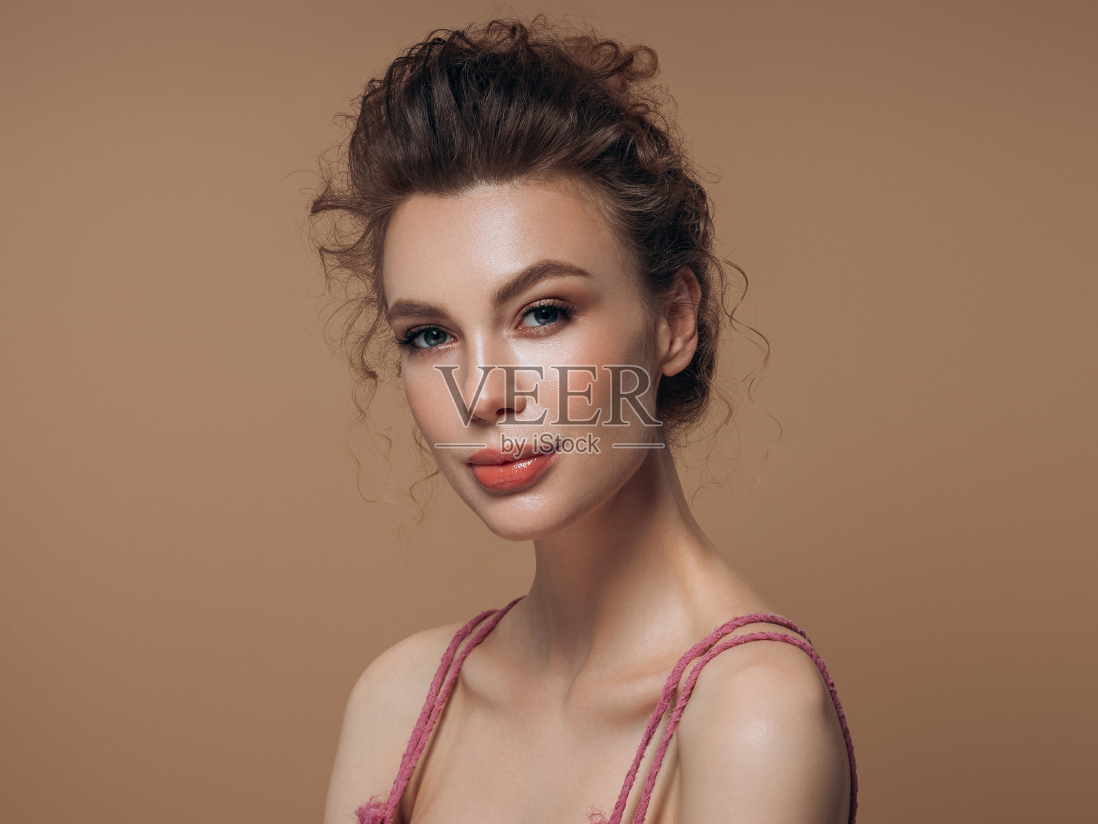 美丽感性的女人配上完美的妆容照片摄影图片