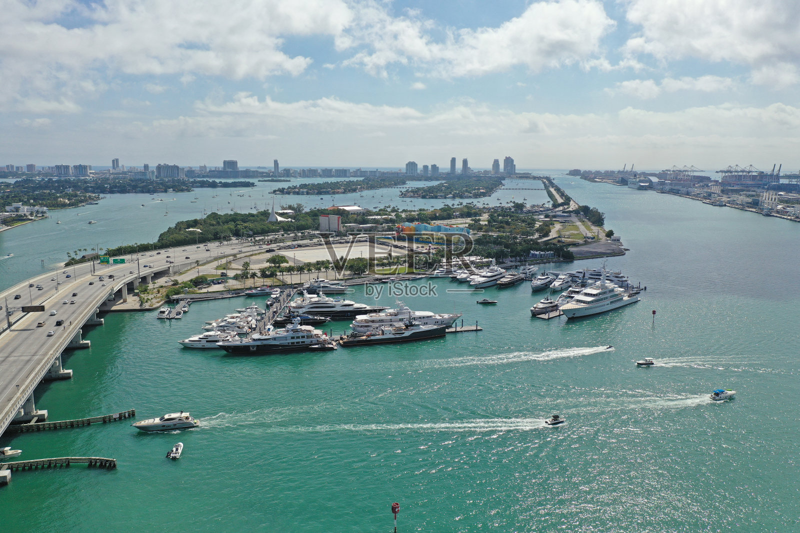 鸟瞰岛花园深港码头在迈阿密，佛罗里达州。照片摄影图片