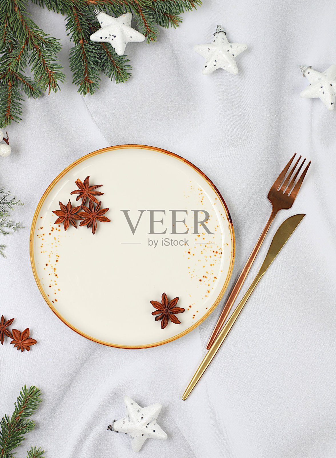 圣诞餐桌布置，节日菜单布局，大理石混凝土背景上的新年餐具和餐巾，冷杉树枝的节日构图，厨房背景。照片摄影图片