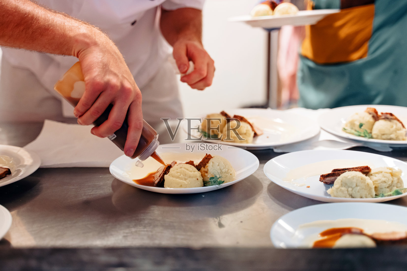 厨师为晚宴准备美食的特写镜头照片摄影图片