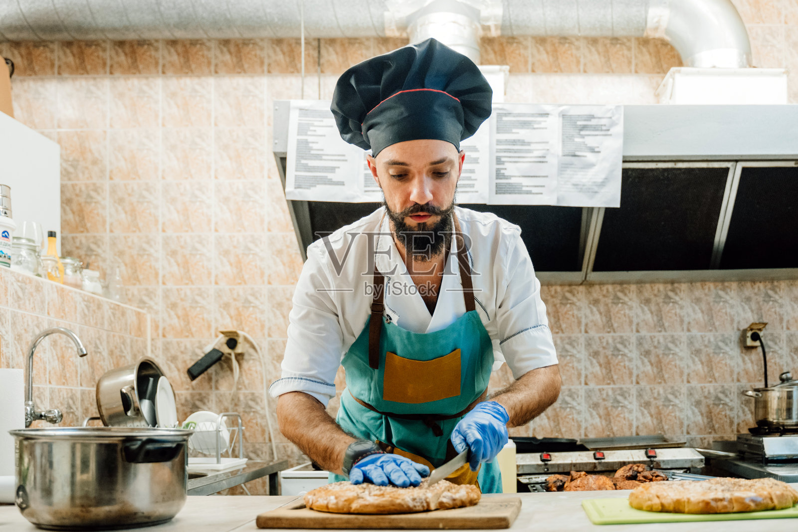 男厨师在商业厨房准备美食照片摄影图片