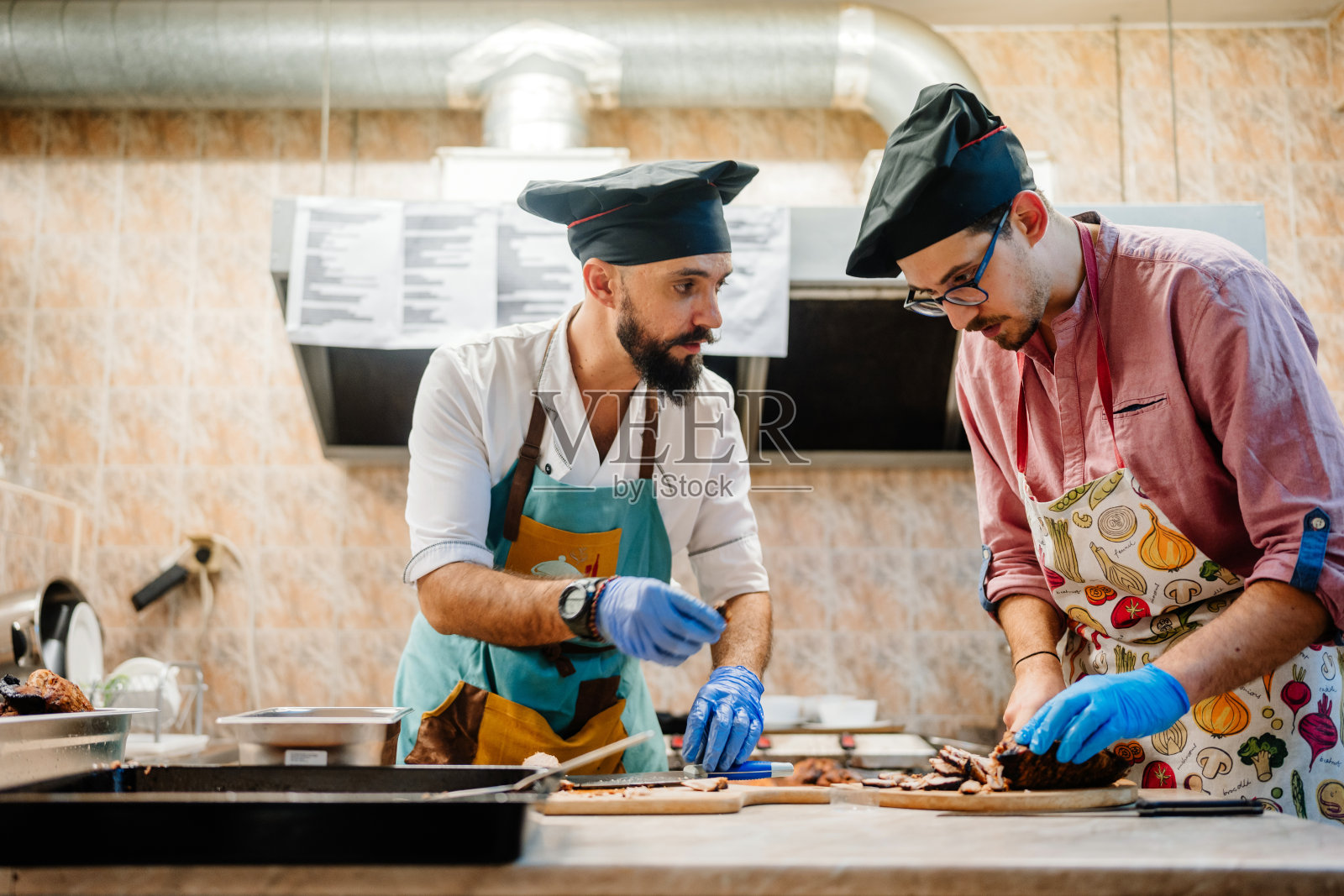 两位厨师正在为晚宴准备食物照片摄影图片