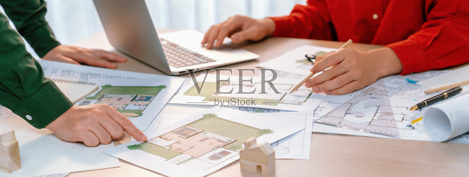 建筑师讨论房屋建筑设计。特写镜头。描述。照片摄影图片