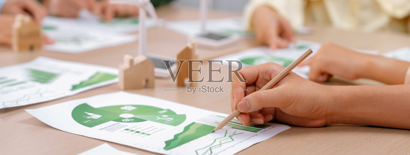 上升图表示使用清洁能源的利润。特写镜头。描述。照片摄影图片