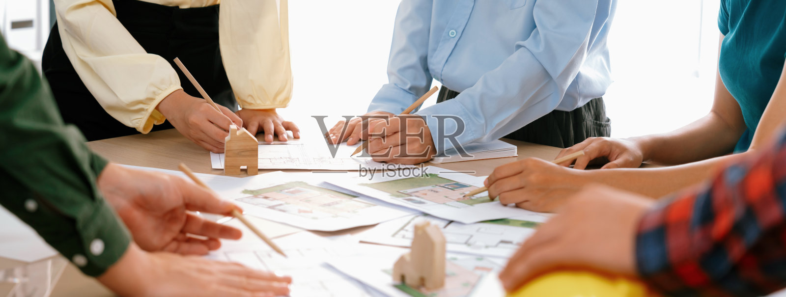 专业工程师团队讨论房屋设计。特写镜头。描述。照片摄影图片