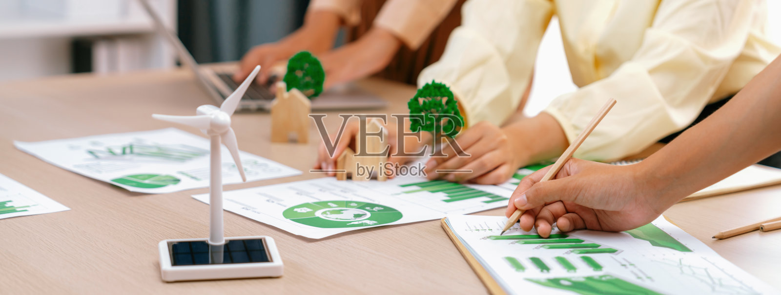 关于使用可再生能源的绿色商务会议。特写镜头。描述。照片摄影图片