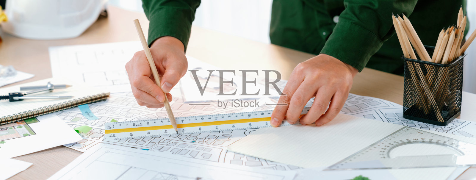 在工作室从事建筑项目的专业工程师。描述。照片摄影图片