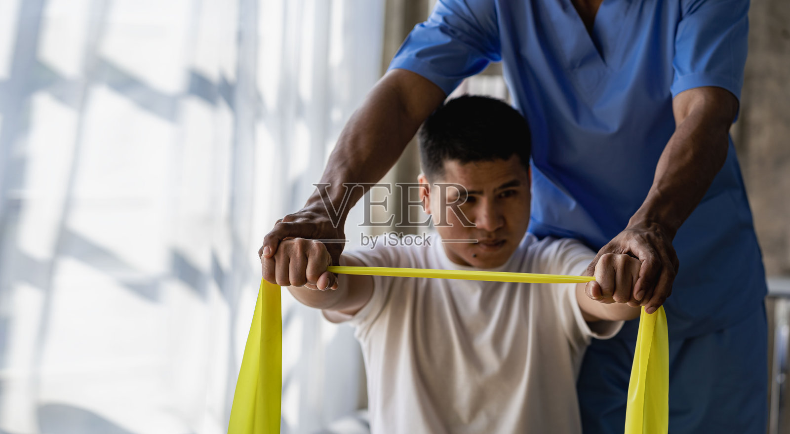 有吸引力的照顾者帮助和支持手臂和肩部肌肉受伤的男性照片摄影图片