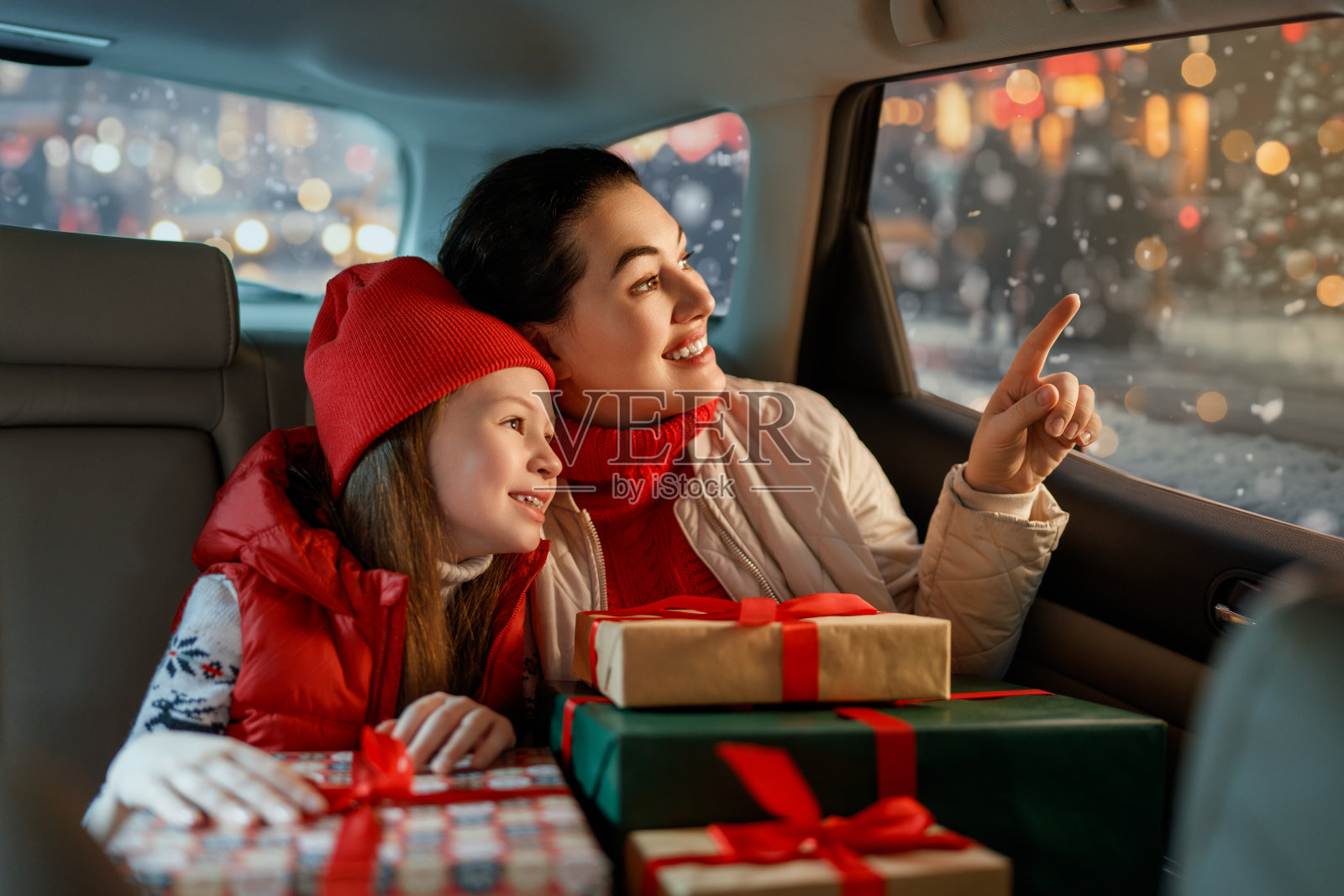 妇女和她的孩子拿着礼物照片摄影图片