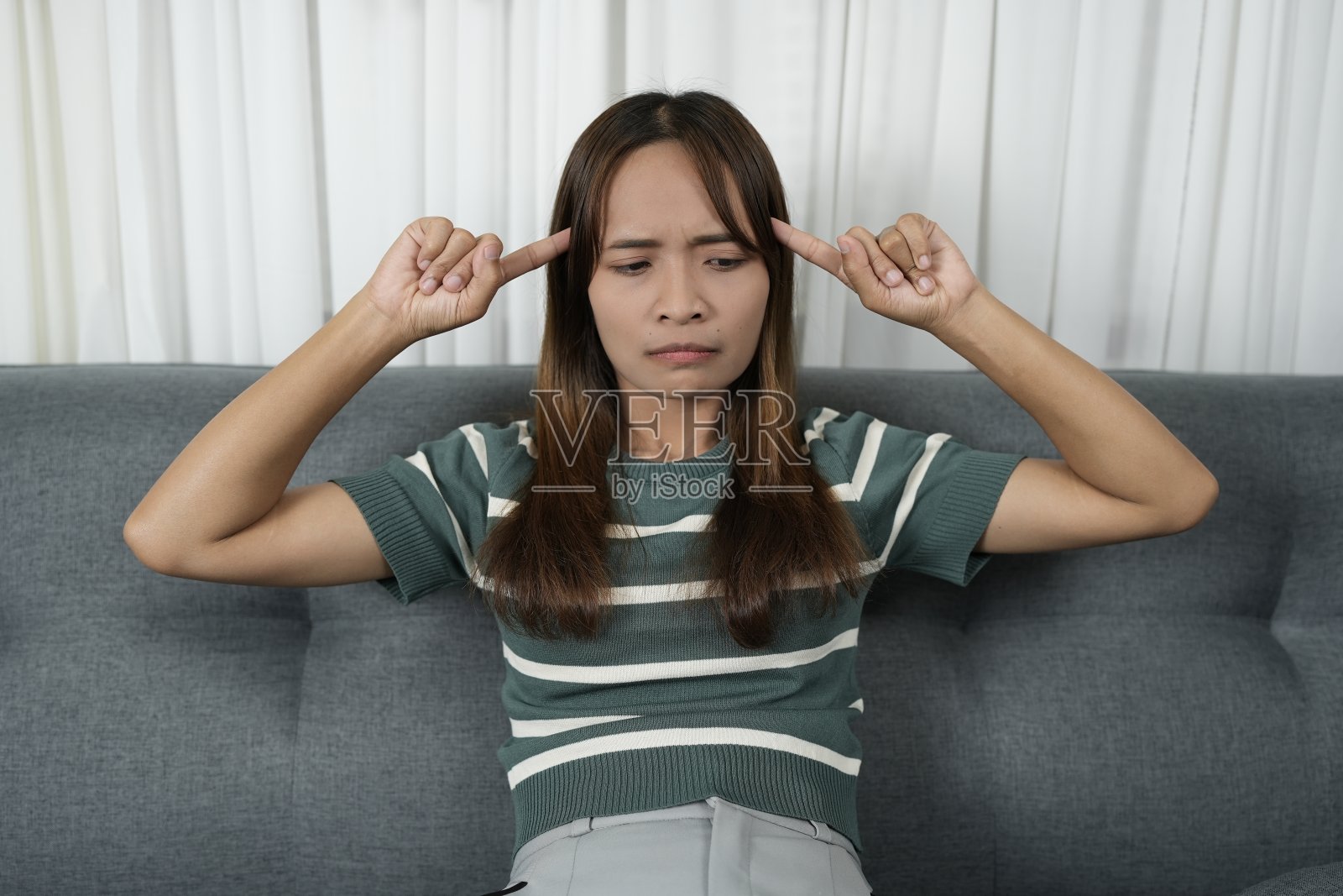 亚洲女人很困，但由于怨恨而无法入睡照片摄影图片