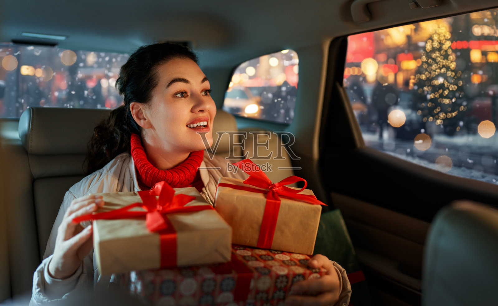 女人拿着礼物照片摄影图片